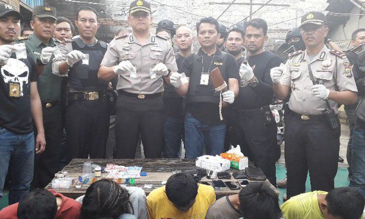 Polisi Gerebek Narkoba di Kampung Boncos
