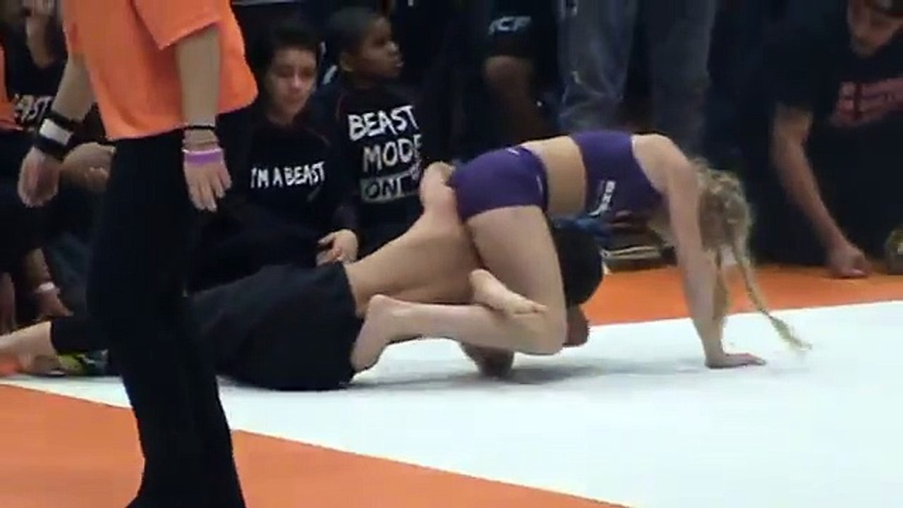 Izabella Frezzo Defeats boy at Grapling BJJ Tournament