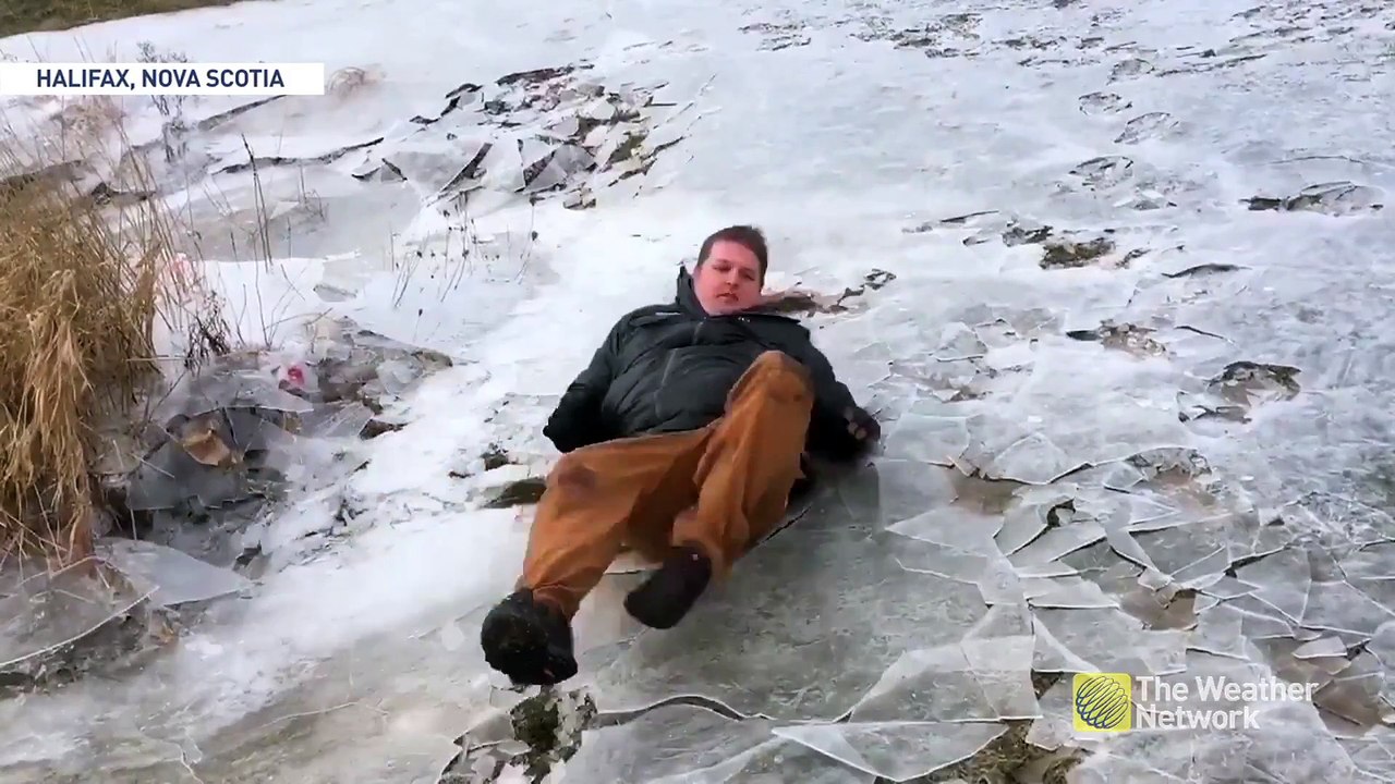 Ce reporter danse du break-dance sur la glace en direct à la TV !