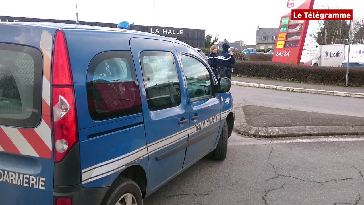 Quévert (22). Les agriculteurs bloquent l'accès à Carrefour Market