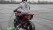 Ce débile fait de la moto sur un lac gelé et c'est le drame