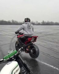 Скачать видео: Ce débile fait de la moto sur un lac gelé et c'est le drame