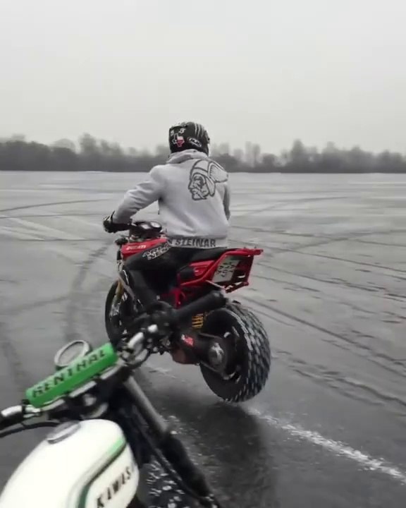Ce débile fait de la moto sur un lac gelé et c'est le drame