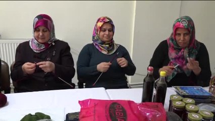 Kadınlar Harekata Katılan Askerlere Atkı, Bere ve Eldiven Ördü