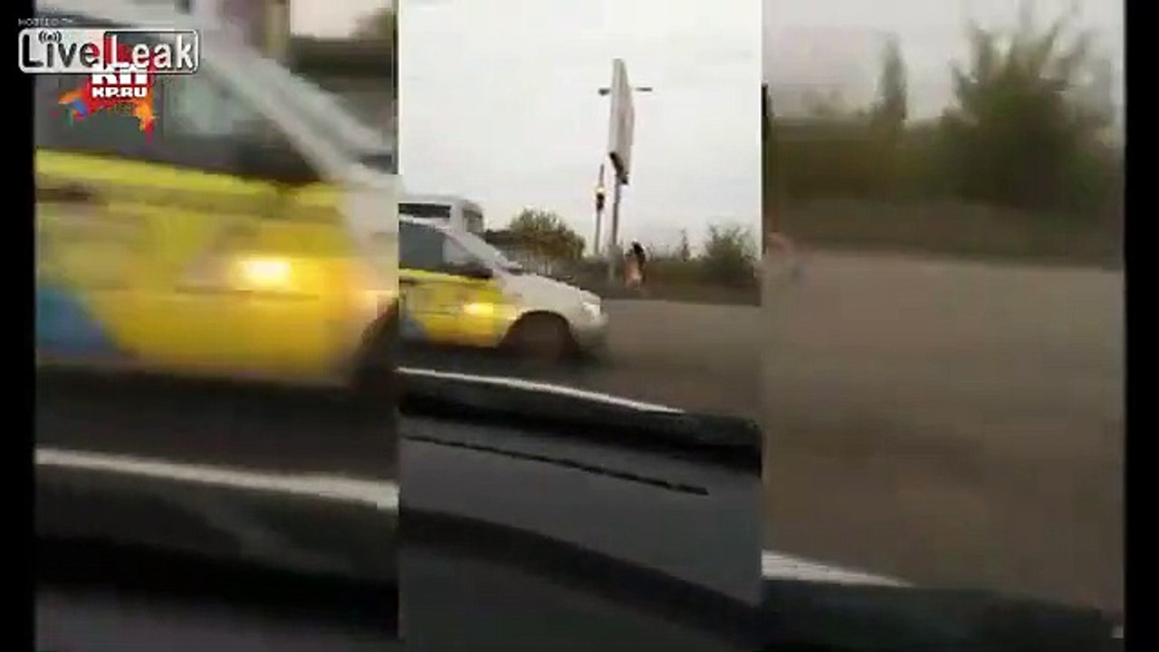 Il filme une femme à poil qui court sur la route poursuivie par la police... Bizarre