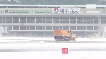 폭설에 제주 공항 또 고립...출근길 대란 / YTN