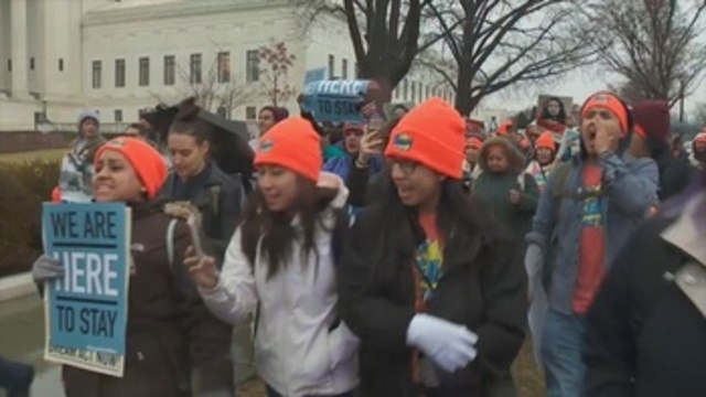 Centenares marchan bajo la lluvia contra las políticas migratorias de Trump