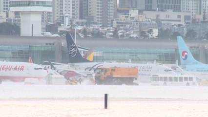 폭설 제주공항 운행 재개...공항 대혼잡 / YTN