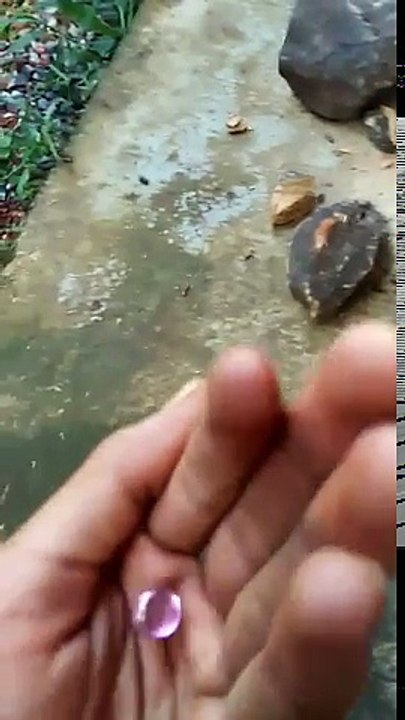 Kırdığı taşların içinden çıkanları görünce gözlerinize inanamayacaksınız