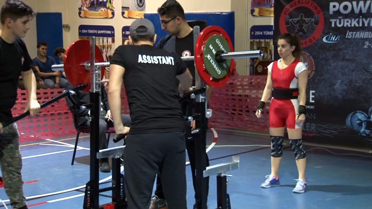 Powerlifting Şampiyonası'nda kıyasıya rekabet