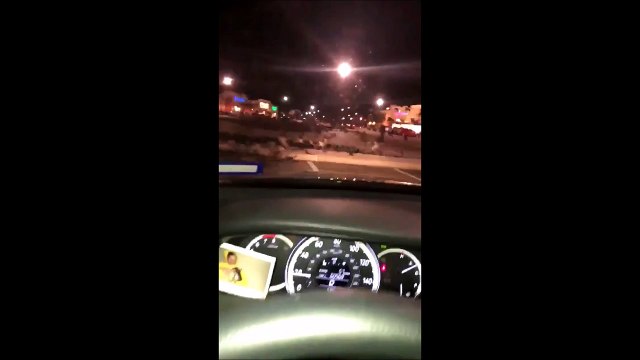 Ce débile essaie d'écraser des oiseaux mais il n'a pas vu le gros trottoir... Bim