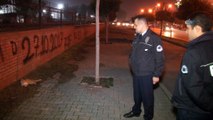 Sürücünün çarpıp kaçtığı yaralı kedinin yardımına vatandaş ile polis koştu