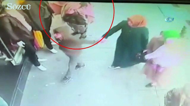 Cansız mankenin üzerindeki kıyafeti böyle çaldı