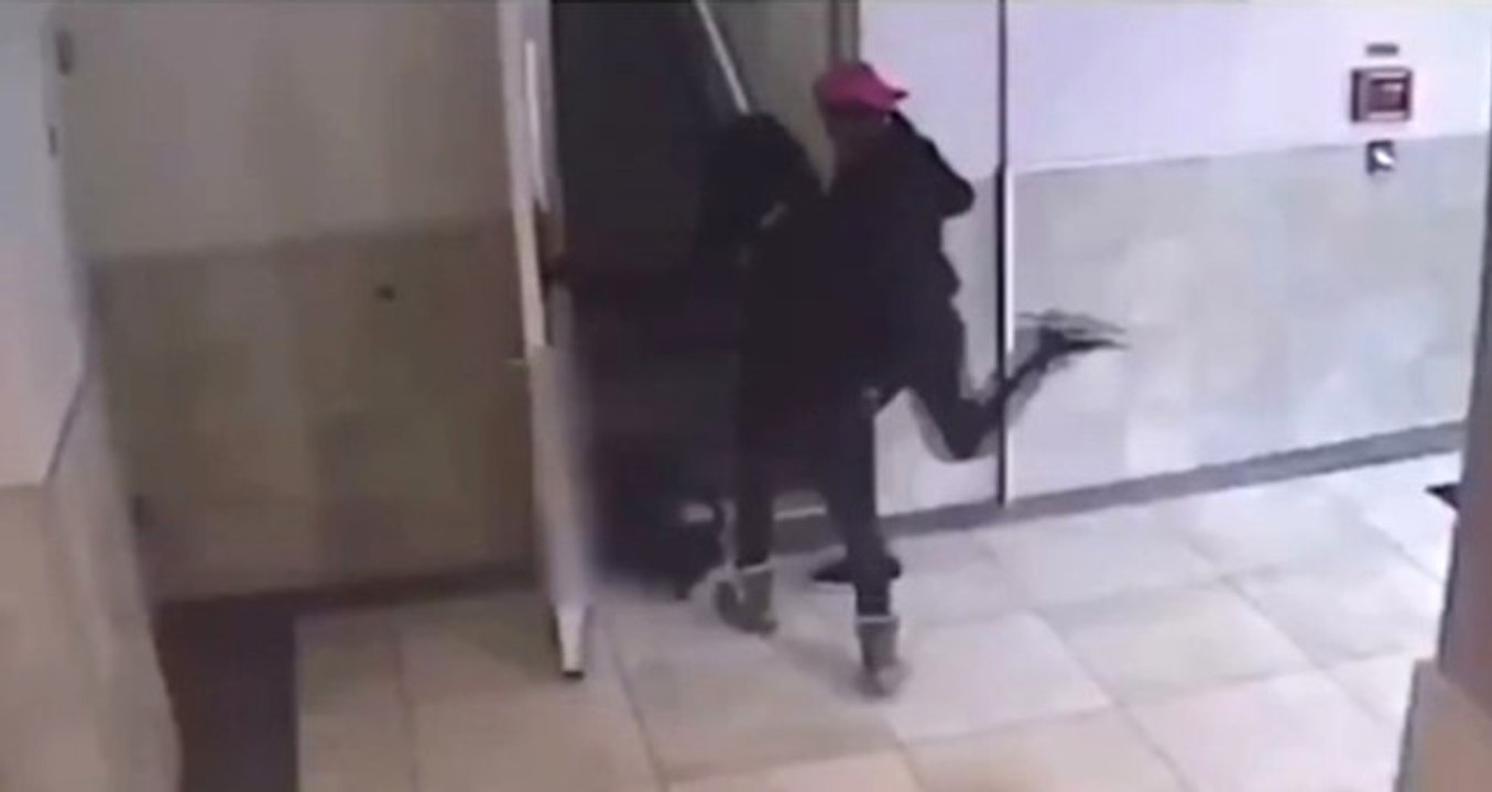 Kadın Soyguncular 6 Aylık Hamile Kadını Uzun Süre Tekmeledi, Görüntüler Tepki Çekti