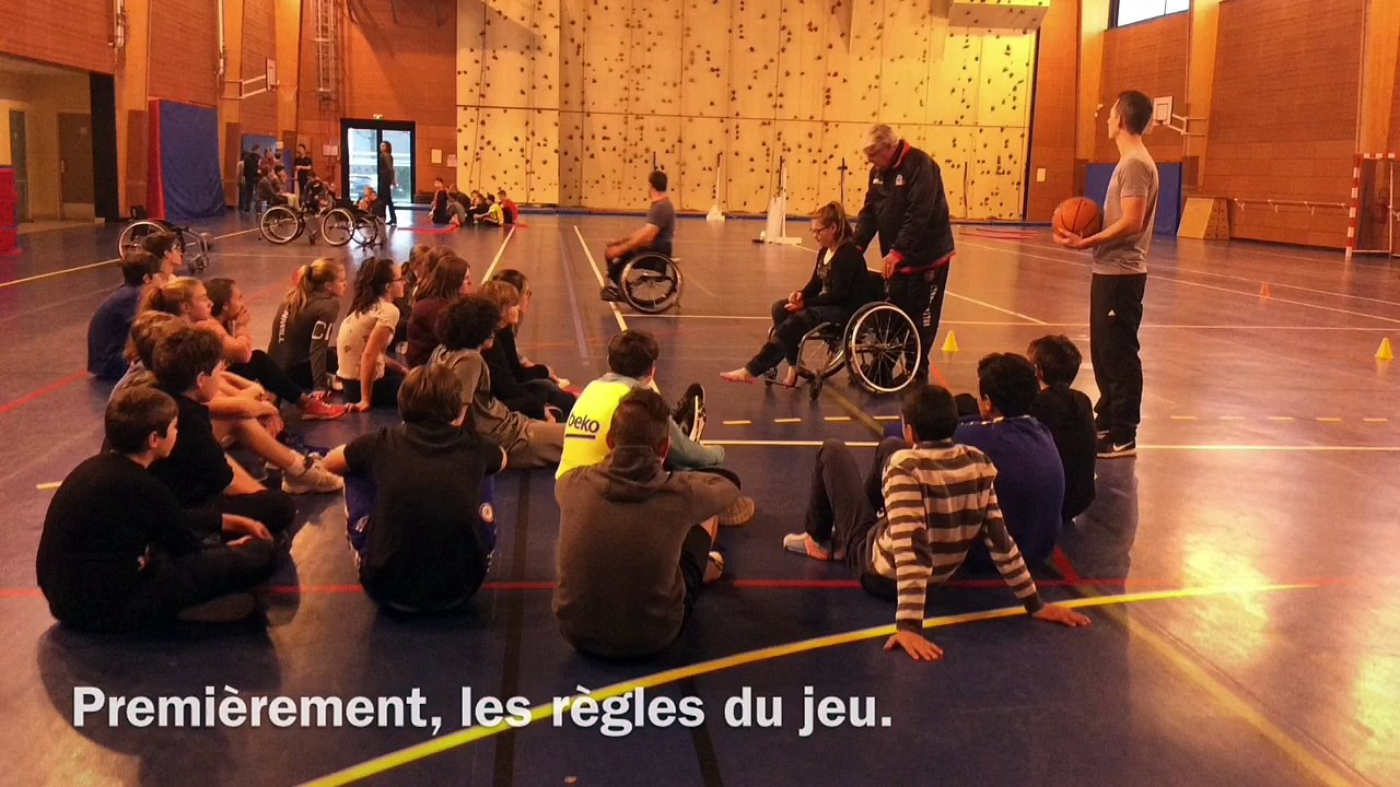 Les jeunes reporters testent le handi-basket