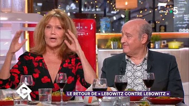 Clémentine Célarié révèle sa technique pour décontenancer les fans qui l'approchent - Regardez