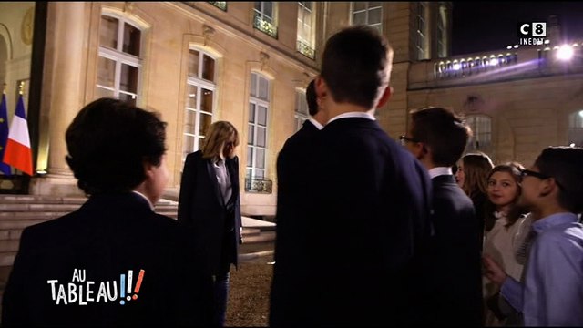 Emmanuel Macron tient parole et fait visiter l'Elysée aux enfants de Au tableau sur C8 - Regardez