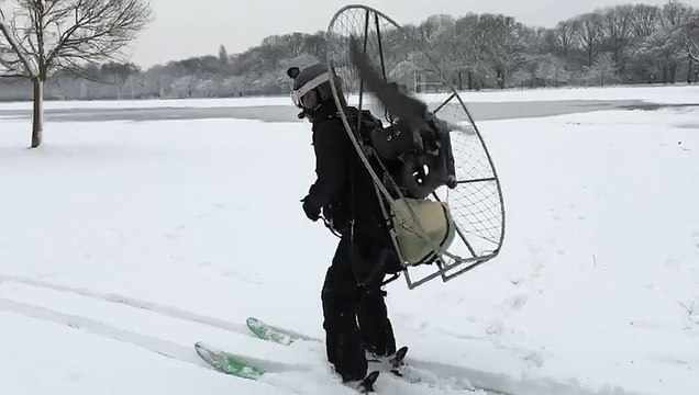 Adrénaline - Ski : Du ski en paramoteur dans le bois de Boulogne !