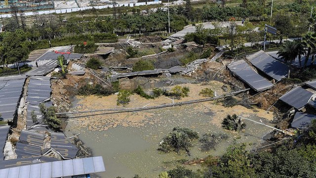 Жертвы в результате провала дороги