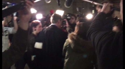 Me Bauwens quitte la salle pour quelques minutes suivi par la meute de journalistes