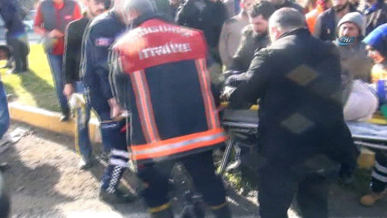 Kırmızı ışıkta bekleyen ticari araca otomobil çarptı: 1'i ağır 4 yaralı