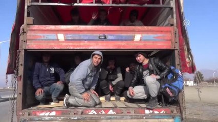 Kamyon Kasasında 178 Kaçak Göçmen Yakalandı