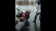 Voici pourquoi faire de la moto à pneus cloutés sur un fleuve gelé est une très mauvaise idée