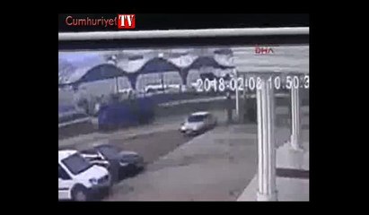 Karşı şeride giren otomobil dehşet saçtı: 4 yaralı