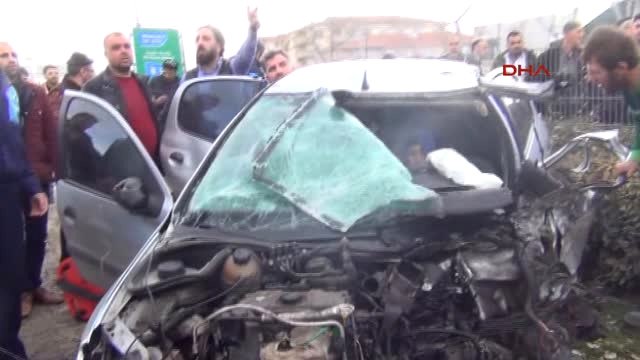 Bursa Karşı Şeride Geçen Otomobil Dehşet Saçtı; 4 Yaralı