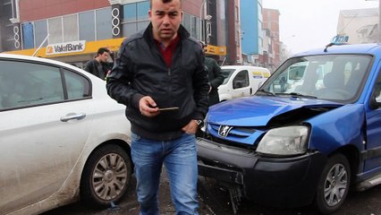 Ardahan Kent merkezinde zincirleme kaza:4 araç birbirine girdi