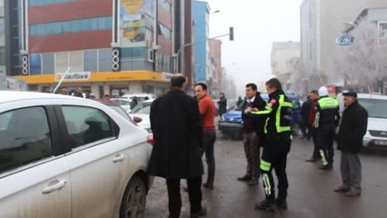 Ardahan Kent Merkezinde Zincirleme Kaza: 4 Araç Birbirine Girdi