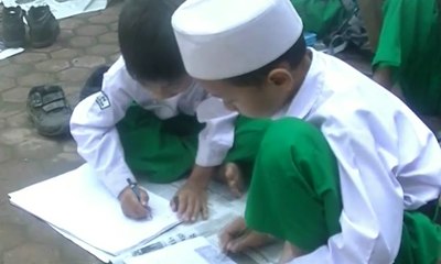 Siswa Madrasah di Blitar Terpaksa Belajar di Halaman Sekolah