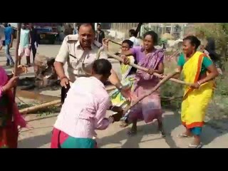 झारखंड मे महिलाओं ने पुलिसवालों पर चलाई लाठियाँ