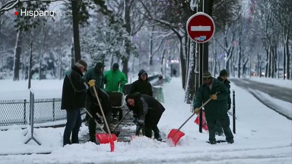 Un manto de nieve cubre la Ciudad de la Luz