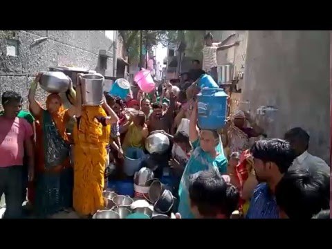 पानी को लेकर फूटा गुस्सा, फोड़े मटके