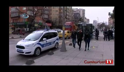Kadıköy'de halk otobüsü ve ticari taksi çarpıştı: 1 yaralı