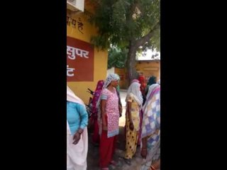 हरियाणा में शराब की बोतलों को तोड़कर नालियों में बहाया