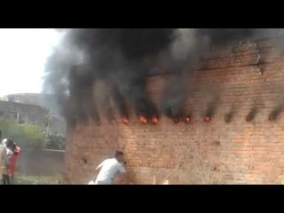 जमशेदपुर में दो घंटे तक जलता रहा प्लास्टिक का गोदाम