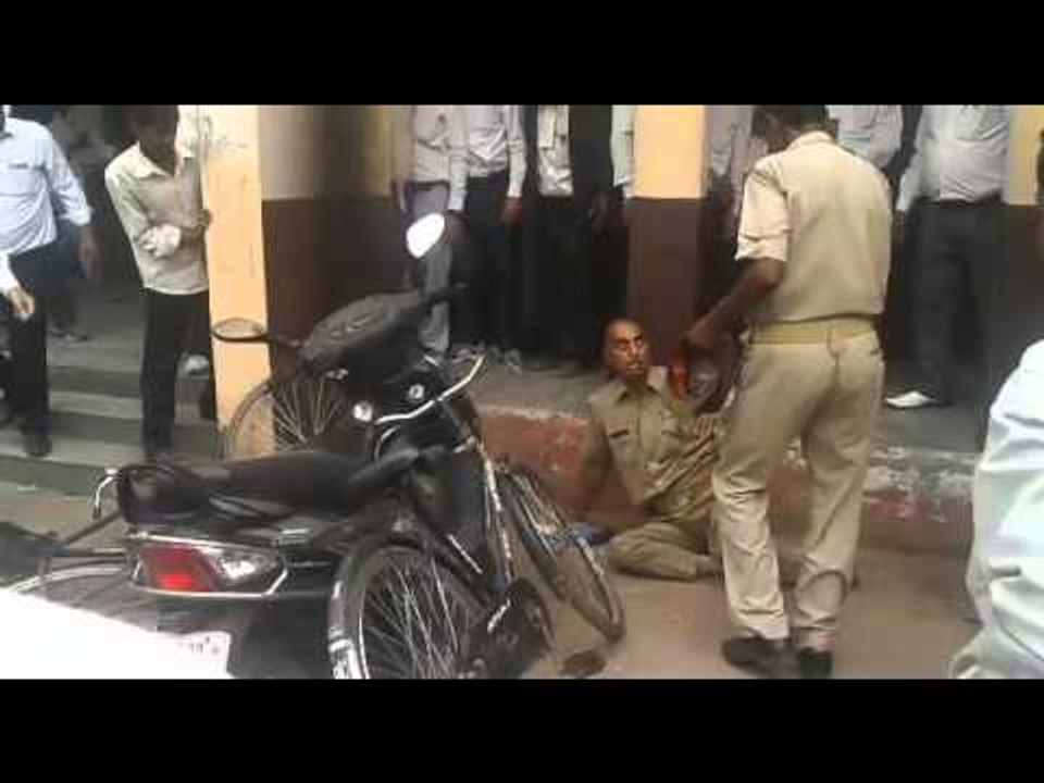 एटा कोर्ट में वकीलों ने एसओ से की अभद्रता