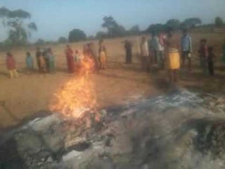 मिर्ज़ापुर में बोरिंग के दौरान जमीन से निकली लपटें