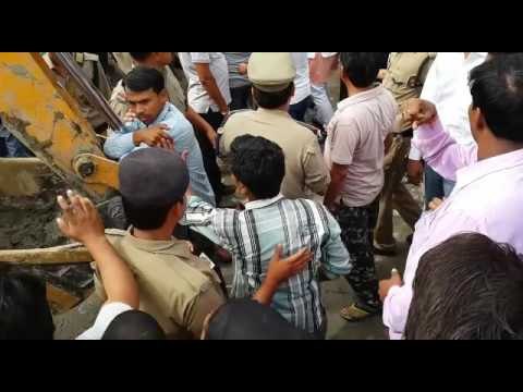 बाजपुर में दुकानें तोड़ने गई पुलिस के साथ धक्का-मुक्की