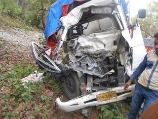 खुटार में ट्रक-मिनी ट्रक में टक्कर में तीन मरे, 38 जख्मी