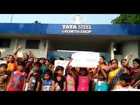 कर्मचारियों की नौकरी बचाने महिलाएं व बच्चे उतरे सड़क पर