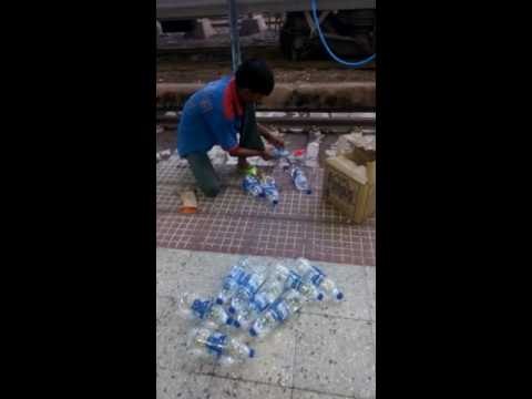 देखें, क्यों रेलवे ट्रैक पर बहा दिया गया 500 लीटर मिनरल वाटर