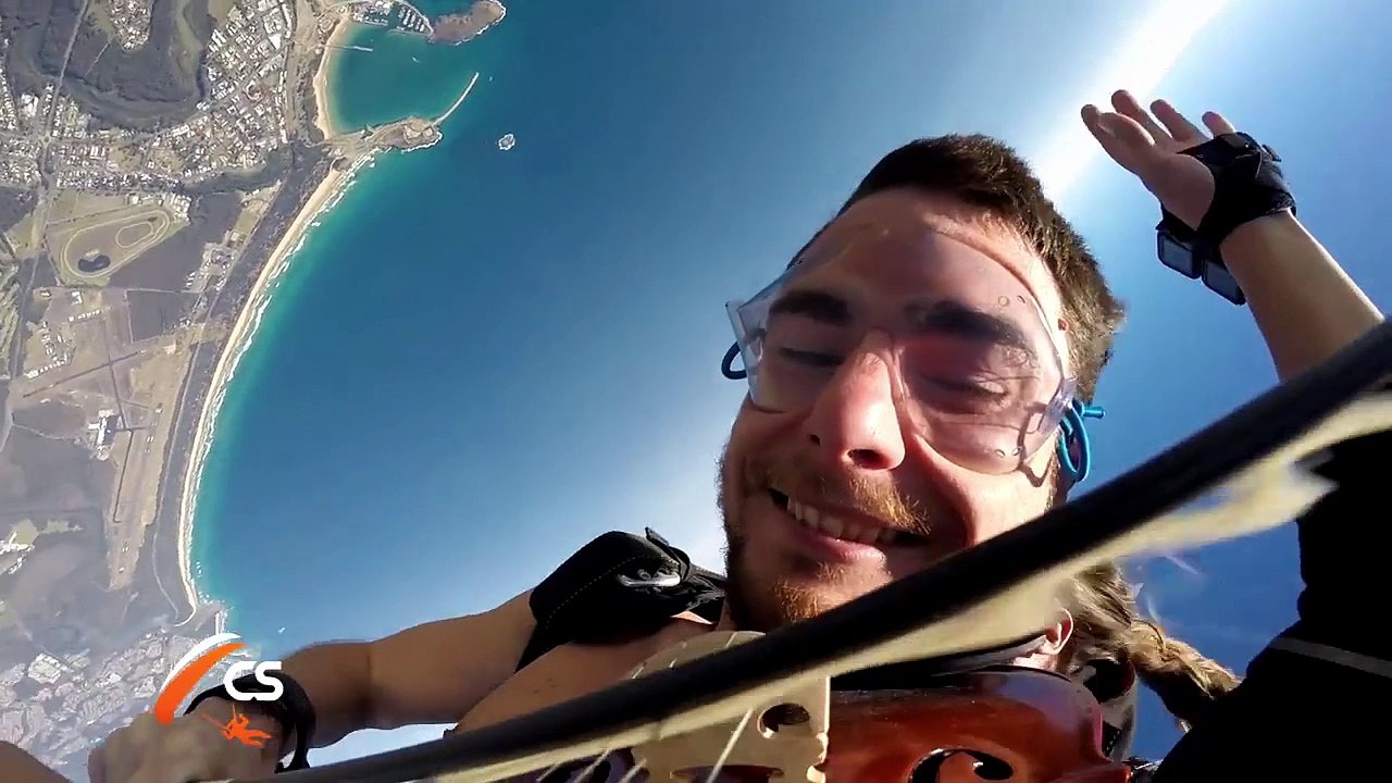 Jouer du violon à poil et en parachute