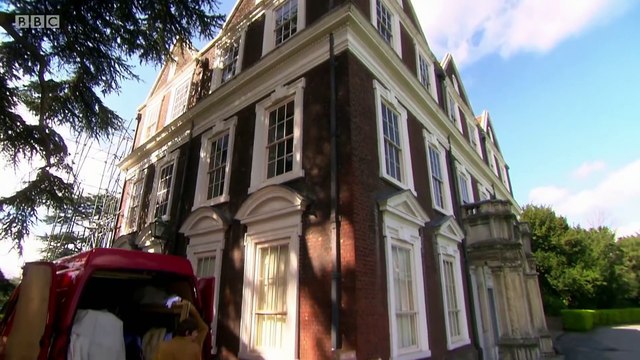 Gigglebiz Ann Teak examines a rare pearl necklace