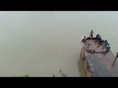 children are doing stunts in ganga river at kanpur