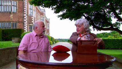 Gigglebiz Ann Teak the know it all expert examines a valuable antique ring