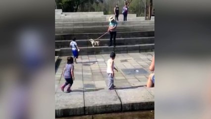 Niña sale volando por los aires por culpa de una fuente