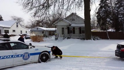 Une Subaru WRX dégage de la neige une voiture de police !